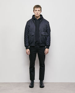 Chaqueta de bombardero de calle para hombre con mangas desmontables y cuello alto con cremallera de satén y bolsillos de carga mangas extraíbles - Product Image 3