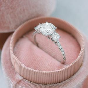 Anillo de compromiso de tres piedras de diamante cultivado en laboratorio de corte redondo de 1,5 quilates, anillo de boda con ajuste de enrejado, joyería clásica de diamante de laboratorio - Product Image 2