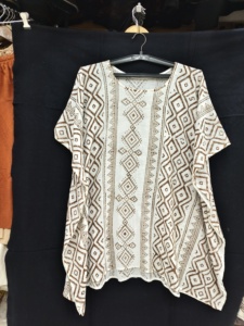 Top kimono à col rond, imprimé en bloc, teinté à la main, motifs ethniques, coupe évasée, long caftan, cardigan blanc, couverture de plage d'été tricotée pour la plage - Product Image 2