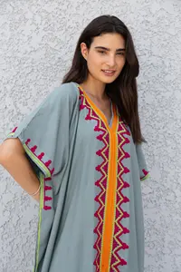 Robe longue maxi kaftan pour femme, taille unique, attrayante, avec broderie florale Ari, blanche, mi-longue, style bohème, manches courtes, 2026 - Product Image 2