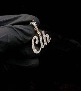 Colgante hecho a mano de Plata de Ley 925 con nombre personalizado adornado con corte redondo VVS, diamantes cultivados en laboratorio, elegante regalo de diseño de hip-hop - Product Image 2