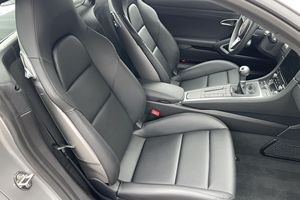 2021 718 Cayman GTS 4.0 ~3,200 Millas, Transmisión Manual de 6 Velocidades, Paquete Premium, Motor de 6 Cilindros y 394 hp - Product Image 3