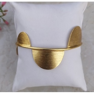 Bracelets en laiton faits à la main, plaqués or, design géométrique tendance, style unique et élégant - Product Image 3
