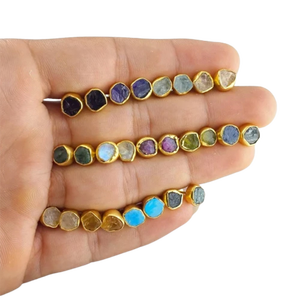 Boucles d'oreilles clous en argent sterling plaqué or avec pierres de naissance brutes - Bijoux de fête exquis - Product Image 1