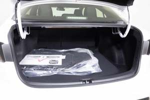 Toyota Corolla Hybrid LE AWD 2024/2025, Sedán Eficiente en Combustible, Caja de Cambios Automática, Motor Turbo de 4L, Cuero, R16, Disponible para la Venta - Product Image 3