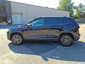 Volkswagen Taos SE FWD Turbo 2024, conduite à gauche, jantes R21, faible kilométrage, prix abordable, en stock, prêt à être expédié - Product Image 2