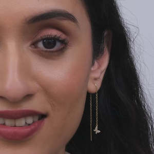 Pendientes colgantes finos de mariposa voladora dorada Sui Dhaga - Product Image 4