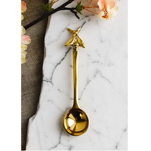 Cuchara de cena de boda dorada en relieve de latón con mango de diseño único para el hogar y hoteles apta para lavavajillas - Product Image 3