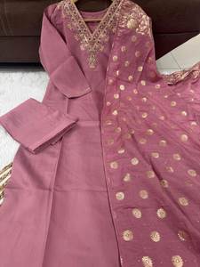 Vêtements décontractés à la mode de qualité supérieure pour femmes Chanderi Viscose Tissu Kurta Pantalon Dupatta Style Vintage pour les fêtes - Product Image 2