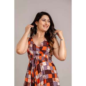 SHKUP1368 Robe maxi ajustée et évasée sans manches à imprimé multi-géométrique - Product Image 6