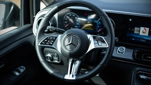 รถตู้เบนซ์ V300 Extra Long ปี 2025 สีดำ เครื่องยนต์ 2.0L ขับเคลื่อนล้อหลัง 8 ที่นั่ง เกียร์ออโต้ เบาะหนัง สภาพดี ใช้งานน้อย ราคาคุ้มค่า พร้อมส่ง - Product Image 2