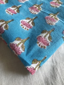 Tissu en coton imprimé à la main, base bleu sarcelle avec motif floral Buti rose |   Textile traditionnel indien à petits motifs - Product Image 2