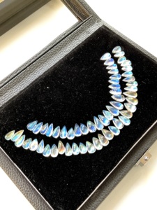 Piedra Lunar Arcoíris de 104.45 Quilates, Corte Pera, Gema Natural de Alta Calidad para Joyería Fina - Product Image 6