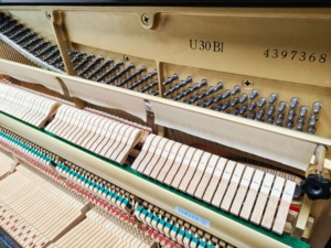 Piano Vertical Yamaha U30BL Negro, Usado en Japón, Teclas Sensibles al Tono, Duradero y Estable, Éxito de Ventas Global - Product Image 3