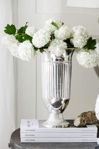 Vases à fleurs modernes minimalistes en métal avec une finition mate idéale pour les espaces contemporains et la décoration intérieure chic - Product Image 2