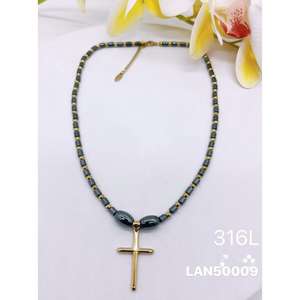 Collier en acier inoxydable 316L plaqué or 585 avec pendentif croix en agate, luxe, vente en gros VIKILADY - Product Image 1