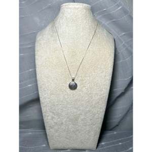 Collar de Plata de Ley Hecho a Mano por Joyería Coleccionable de la Cultura Navajo - Product Image 3