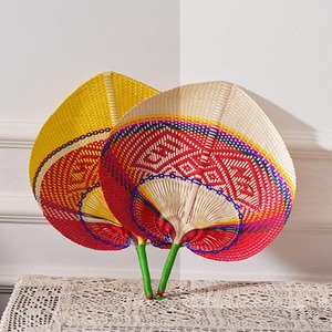 Ventiladores más vendidos para regalos de promoción de festivales de bodas precio más barato ventiladores de mano trenzados de bambú con colores personalizados - Product Image 1