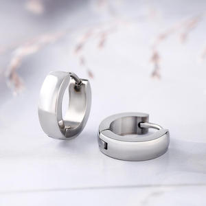Boucles d'oreilles créoles Jeulia en acier inoxydable plaqué or pour hommes avec accents de perles et de diamants - Product Image 4