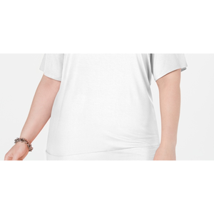 เสื้อกล้ามถักนิตติ้งสีขาวสำหรับผู้หญิง ไซส์ 2X แบรนด์ JM Collection ตกแต่งด้วยหมุดที่ไหล่ ระบายอากาศได้ดี คอเหลี่ยม พร้อมโลโก้แบบกำหนดเอง - Product Image 3