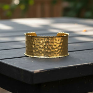 Brazalete de Metal Martillado Hecho a Mano, Estilo Vintage, Tono Dorado, Brazalete Abierto Ancho para Mujer - Product Image 1