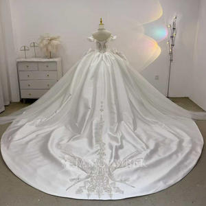 Robe de mariée de soirée Empire moderne et élégante en satin, col cœur, avec longue traîne, dentelle florale et ornements en cristal pour JJ123 - Product Image 2