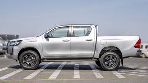 MEILLEURE OFFRE TO-YO-TA HILUX DC 2.4D 4X4 MY 2022 ARGENT Bien entretenue Prête à être expédiée - Product Image 2