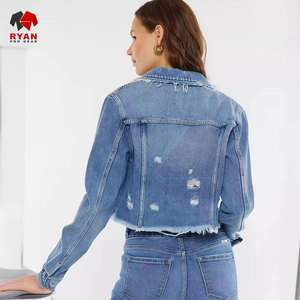 Veste en jean pour femme fabriquée avec du denim lavé de qualité supérieure, fermeture à boutons classique et coupe confortable - Product Image 3