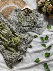 เสื้อเบลาส์ผ้าส่าหรีเนื้อนุ่มบริสุทธิ์มาใหม่พร้อมขอบปักลำดับ3มม. และกระดุมสำหรับผู้ใหญ่ - Product Image 3