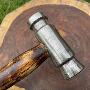 Marteau en acier Damas forgé à la main, tête en acier à haute teneur en carbone, manche personnalisé, outil de travail des métaux robuste - Product Image 2
