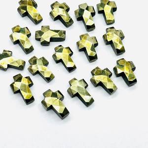 Perles en forme de croix de pyrite naturelle sculptées à la main 15x10mm breloques de fabrication de bijoux pierres précieuses d'énergie de pyrite à facettes - Product Image 1