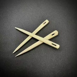 Aguja de hueso duradera para costuras de larga duración de Crescent Crafts - Product Image 1