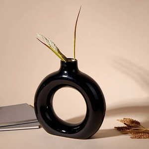 แจกันทรงโดนัทสีดำ ดีไซน์อาร์ตเดโคแบบมินิมอลสมัยใหม่ ทำจากเซรามิกดินเผา สำหรับตกแต่งบ้านหรืองานแต่งงาน วางบนโต๊ะหรือพื้นได้ - Product Image 2