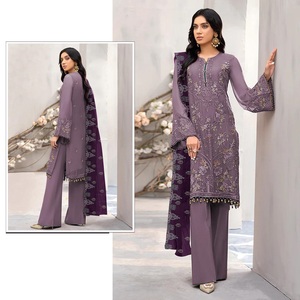 Élégant costume pakistanais brodé, parfait pour les festivals traditionnels et les cérémonies, disponible dès maintenant à un prix abordable - Product Image 1