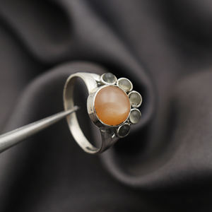 แหวนเงินแท้ 925 ประดับมรกตทรงคลาสสิค ดีไซน์ฝังเพชรแบบ Pave คุณภาพพรีเมียม สำหรับผู้หญิง ยี่ห้อ SILVER EXPORT HOUSE สินค้าขายดี - Product Image 4