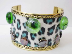 Brazalete Ancho de Cobre Chapado en Oro de Lujo con Incrustaciones de Estampado Animal de Leopardo y Guepardo, Elegante Borde de Alambre Trenzado, Artesanía en Metal - Product Image 4