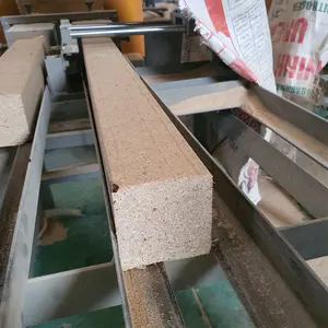 天然木材最新更新价格最便宜的越南木屑块，由木屑松木合欢胶合板制成，使用木屑块