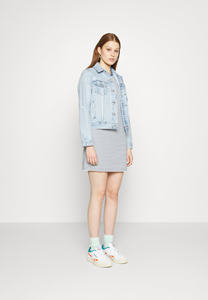 Nouveau Indigo détruit femmes camionneur Denim veste poches poitrine et bouton de fixation conçu pour les femmes pour toutes les saisons confort - Product Image 5