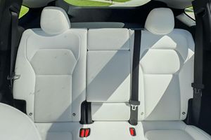 Tesla Model Y Long Range RWD 2026, autonomie de 357 milles, rouge ultra, 4 sièges, intérieur en cuir, phares LED, toit ouvrant panoramique - Product Image 2