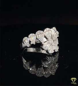 Anillo de diamantes de corazón helado hecho en plata de ley 925 adornado con diamantes de moissanita brillante para bodas y aniversarios - Product Image 4