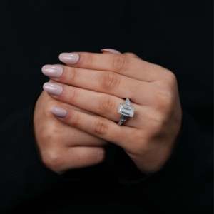 Anillo de Compromiso con Tres Diamantes de Laboratorio con Corte Esmeralda, Color F, Claridad VS1, Plata de Ley, Opciones de Oro y Platino, Banda Personalizable - Product Image 4