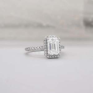 Exquisito Anillo de Diamantes con Corte Esmeralda y Halo, con Engaste de Pavé Tipo Catedral - Certificado IGI - Product Image 5