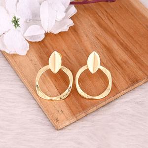 Boucles d'oreilles en laiton de qualité supérieure pour femmes, boucles d'oreilles tendance pour femmes, design unique, pièce au meilleur prix - Product Image 2