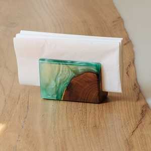 Porte-serviettes en bois et résine de charme rustique pour la maison et le café - Product Image 1