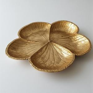 Serveur de fruits secs en aluminium de qualité supérieure avec trois compartiments en forme de feuille en finition dorée conçu pour les repas décoratifs - Product Image 3