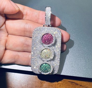 Collier pendentif hip-hop en moissanite VVS de style antique, serti de pierres, avec argent 925 plaqué or, design de feu de circulation, à bas prix - Product Image 2