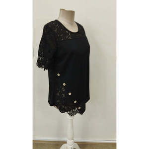 Blusa de Mujer con Detalle de Encaje y Botones Laterales, Modelo 31574 - Negra - Product Image 6