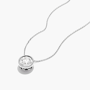 Diamante de moissanita de corte redondo de 5mm, corte redondo, chapado en oro/plata, un colgante redondeado suave que encierra la piedra de forma segura - Product Image 3