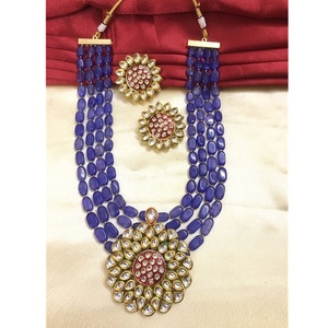 Collier de perles bleu royal avec pendentif floral Kundan Collier et boucles d'oreilles à motif floral pour femmes pour fiançailles de mariage - Product Image 1