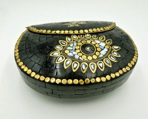 Pochette de soirée luxueuse à finition métallisée pour femmes, conçue pour la nuit, sac de soirée unique, sac à main de fête de luxe avec bandoulière chaîne - Product Image 2